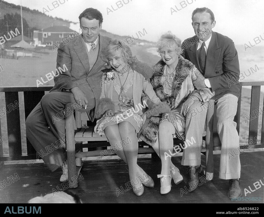 USA LOS ANGELES 1927-07.. Systrarna Duncan, filmskådespelare, kända som rollfigurerna Topsy och Eva, med sina fästmän, också filmskådespelare, vid Duncans hem i Santa Monica. Från vänster ses Nils Asther (Vivians fästman), Vivian Duncan, Rosetta Duncan och William Beri (Rosettas fästman).. Foto: Wide World Photos / Text & Bilder / SVT / Kod: 5600. Engelsk originalbildtext.. Mapp: Asther, Nils Med maka. Kvartett.