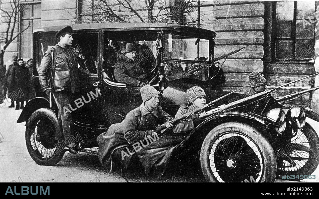 Armed revolutionary soldiers patrolling the streets of petrograd during the february bourgeois democratic revolution in 1917. 01/02/1917