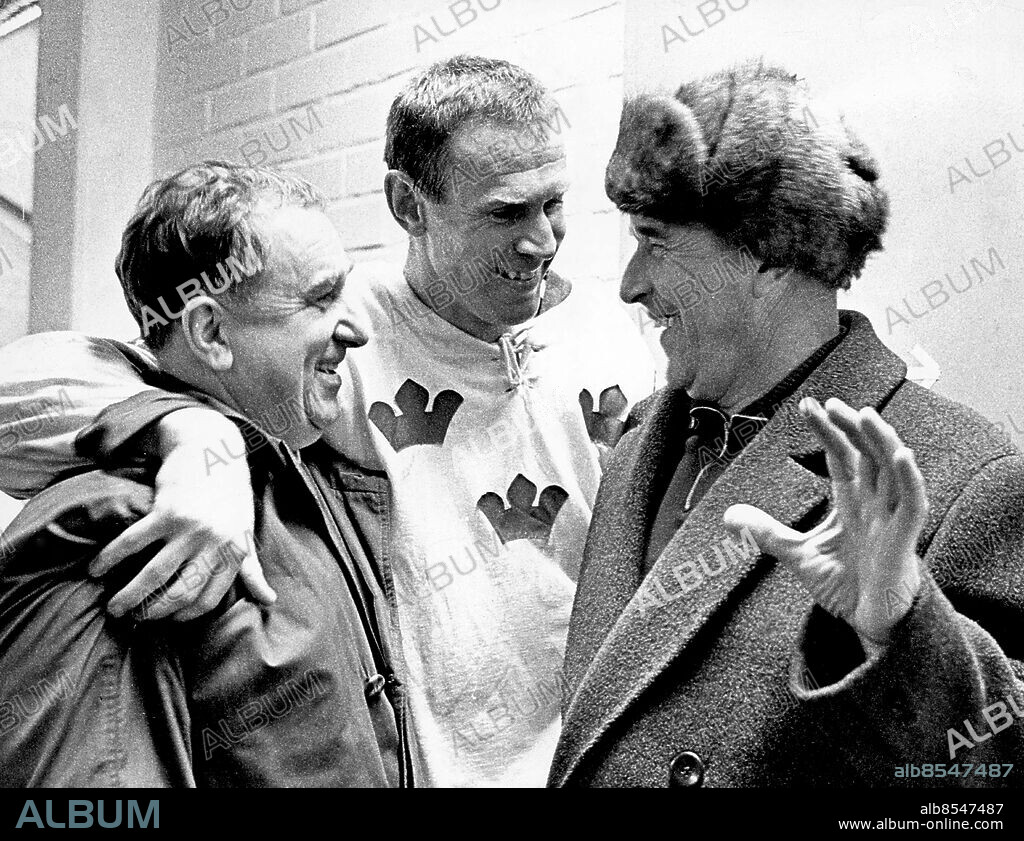 TAMMERFORS 1965-03-10.. Kula att kunna ordna guldett åt er sa Sven Tumba till ryska ledarna Anatolij Tarasov och Arkadij Tjernysjov efter matchen mot Kanada. Sveriges seger innebär att ryssarna är världsmästare innan matchen mot Kanada. Som tack för hjälpen lovar vi slå Kanada i morgon, sa Tarasov.. Foto: Folke Hellberg / DN / TT / Kod: 23. ** SvD OUT **.
