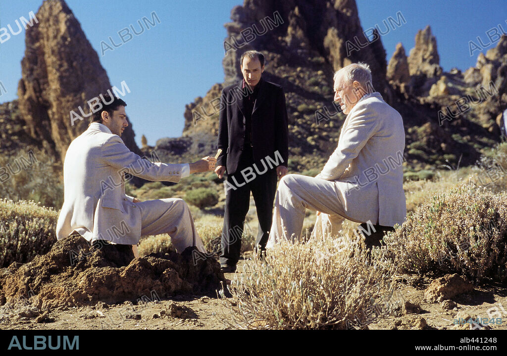 EUSEBIO PONCELA, LEONARDO SBARAGLIA y MAX VON SYDOW en INTACTO, 2001, dirigida por JUAN CARLOS FRESNADILLO. Copyright SOGECINE.