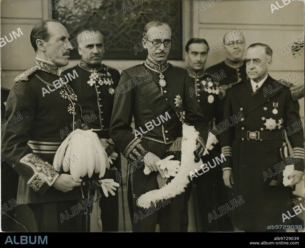 Londres (Reino Unido), 14/7/1936. El nuevo embajador de España en Reino Unido, Sr. López Oliván, tras presentar las cartas credenciales al Rey Eduardo VIII en el palacio de Buckingham. A la salida fue retratado con el jefe del gabinete diplomático inglés, sir Sidney Clive, y otros altos personajes palaciegos.