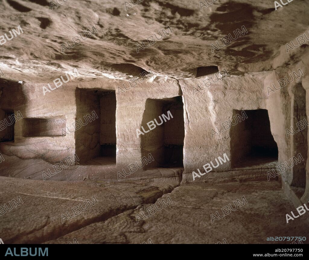 VISTA DEL INTERIOR DE UN EDIFICIO DE PETRA.