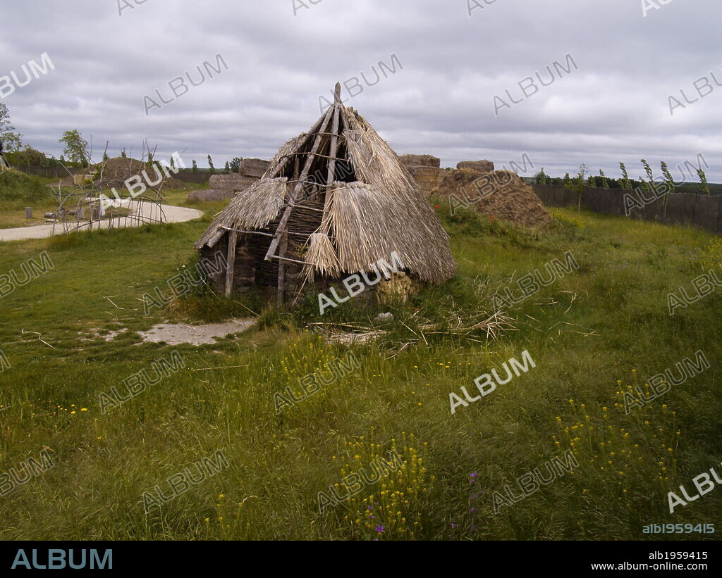 MUSEO Y PARQUE ARQUEOLOGICO DE ATAPUERCA. Reconstrucción de las chozas utilizadas en época prehistórica. Provincia de Burgos. Castilla-León.