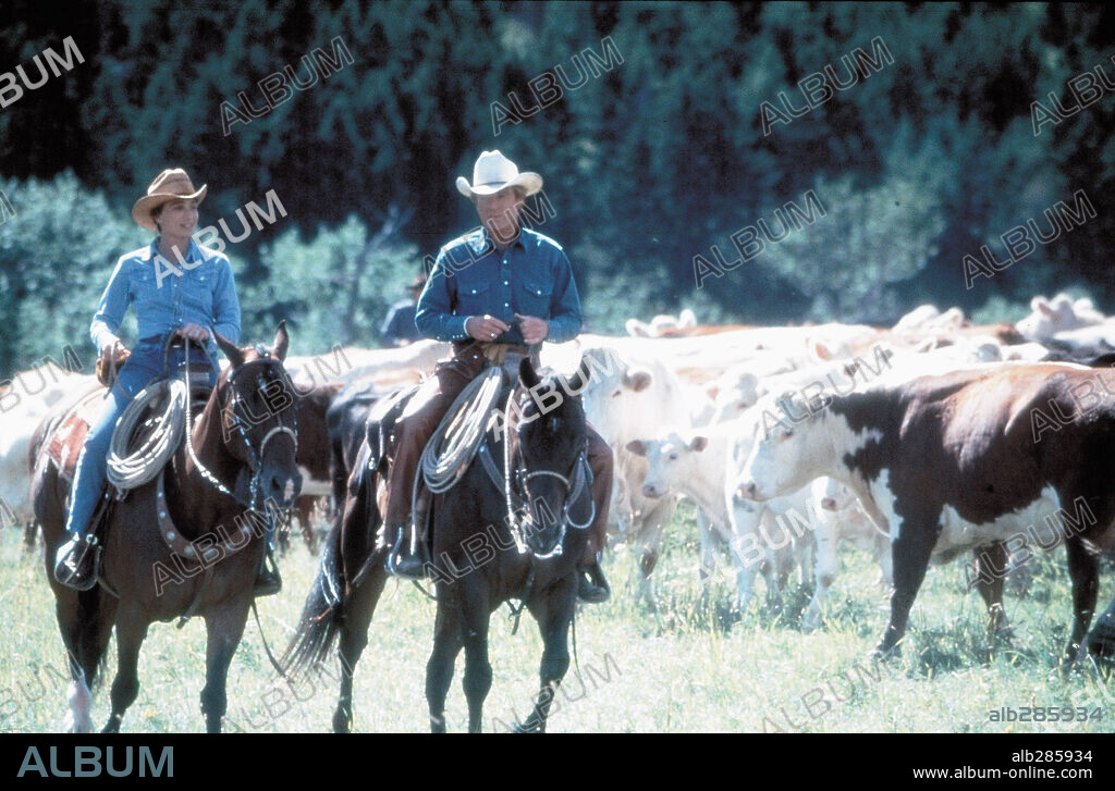 KRISTIN SCOTT THOMAS and ROBERT REDFORD in THE HORSE WHISPERER, 1998, directed by ROBERT REDFORD. Copyright TOUCHSTONE PICTURES.