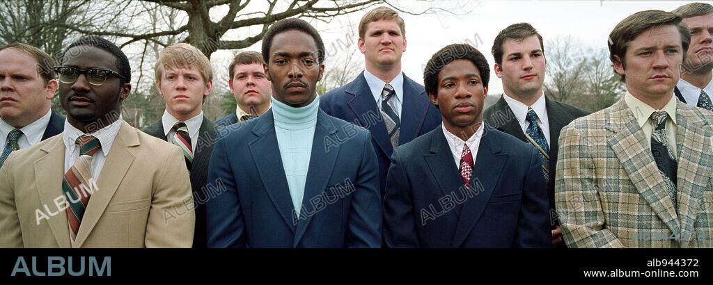 ANTHONY MACKIE and ARLEN ESCARPETA in WE ARE MARSHALL, 2006, directed by MCG. Copyright WARNER BROS. PICTURES / MASI, FRANK.
