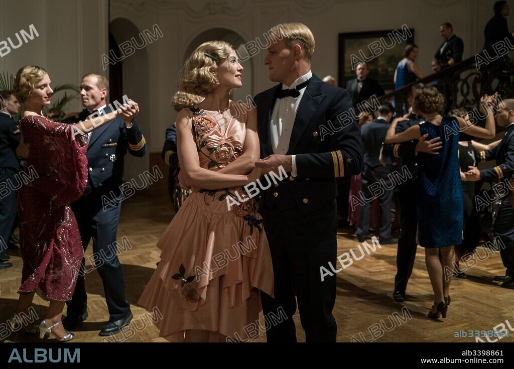 JASON CLARKE y ROSAMUND PIKE en EL HOMBRE DEL CORAZON DE HIERRO, 2017 (HHHH), dirigida por CEDRIC JIMENEZ. Copyright ECHO LAKE ENT/CUTTING EDGE GROUP/LEGENDE FILMS/NEXUS FACTORY.