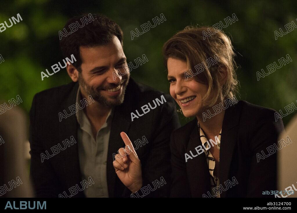 LAURENT LAFITTE et MARINA FOIS dans PAPA OU MAMAN, 2015, réalisé par MARTIN BOURBOULON. Copyright CHAPTER2/NEXUS FACTORY/PATHE/M6 FILMS/JOUROR PRO/FARGO FILMS.