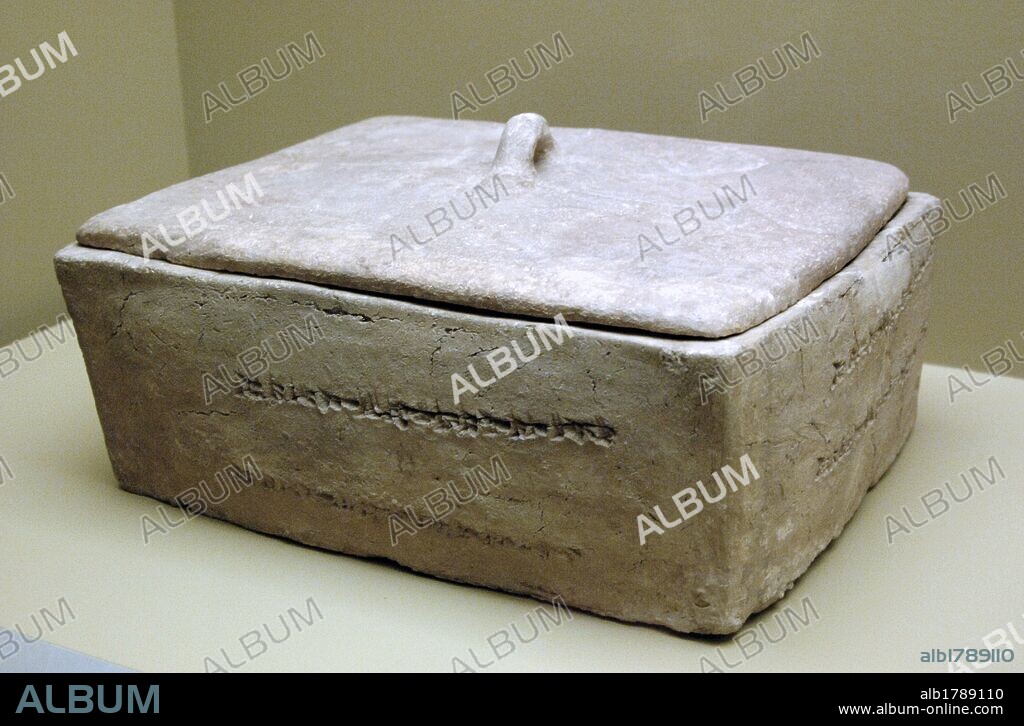 ARTE MESOPOTAMICO. COFRE rectangular de terracota con asa vertical en la tapa en el cual fue enterrada la estela dedicada al DIOS SOL por el rey NABU-APLA-IDDINA. Procede de Sippar. Hallada dentro del Ebabbar (Santuario de Shamash). Fechada en el s. VI a. C. Museo Británico. Londres. Inglaterra. Reino Unido.