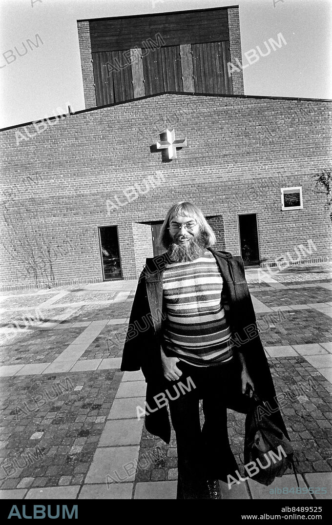 VÄSTERÅS 1973-10-26.. Reportage inför MÄNNISKOR OCH TRO. Radioprogram.. Sänt första gången 1973-11-11.. Här ses Björn Westlund, präst i Tomaskyrkan i Västerås.. Foto: Ulf Stråhle / RiR / SVT / Kod: 5600. Bild och reportage publ. i RiR 46/73 sid. 12-13.. RiR 21025 sv / v neg   . Mustascher Skägg Exteriör.