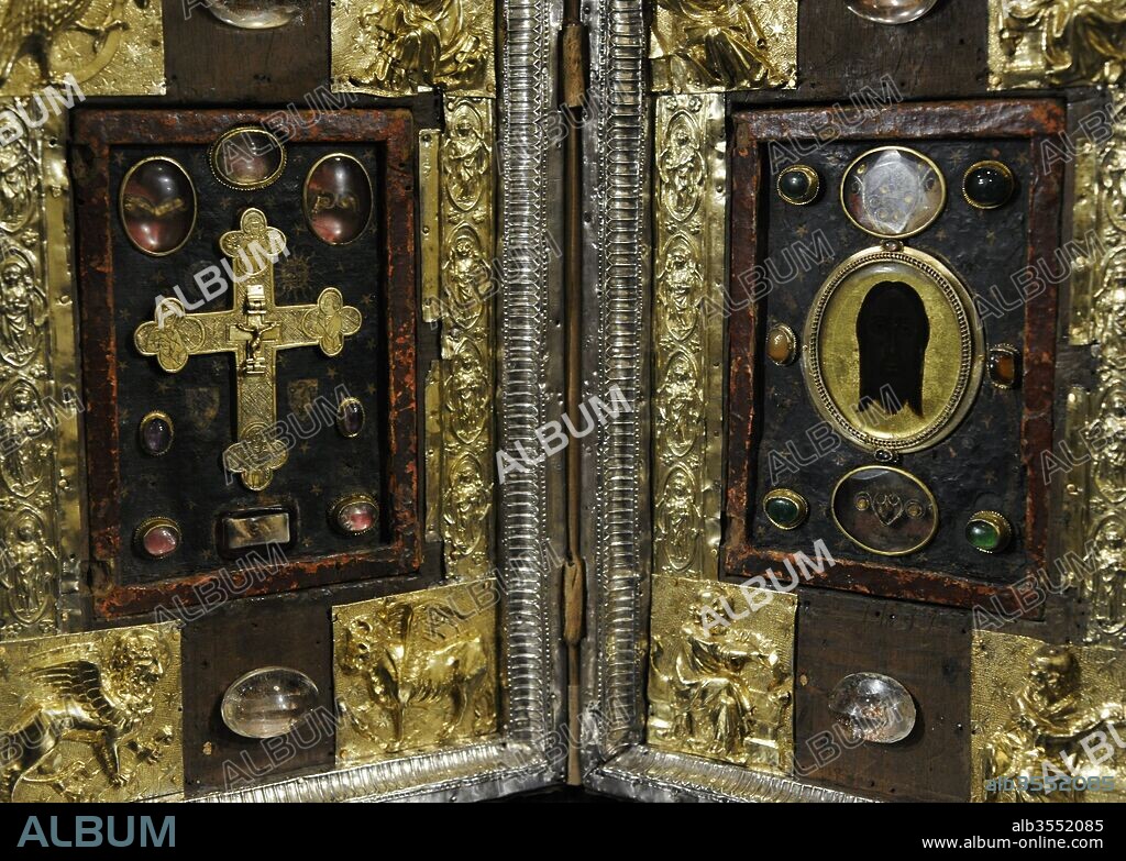 Díptico relicario. Francia, siglo XIV, con modificaciones posteriores. Relieves: plata, repujado y dorado. Encuadernación: terciopelo, seda y bordado de metal; variedades de madera, pintura, klosterarbeit (artesanía monasterio), cristal de roca, vidrio, pintura de vidrio invertido, piedras decorativas. Museo Schnutgen Colonia, Alemania.