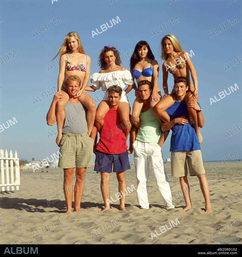 BRIAN AUSTIN GREEN, IAN ZIERING, JASON PRIESTLEY, JENNIE GARTH, LUKE PERRY and TORI SPELLING in BEVERLY HILLS,90210, 1990, directed by DANIEL ATTIAS, DAVID SEMEL, JASON PRIESTLEY and MICHAEL LANGE. Copyright FOX/BROADCASTING CO.