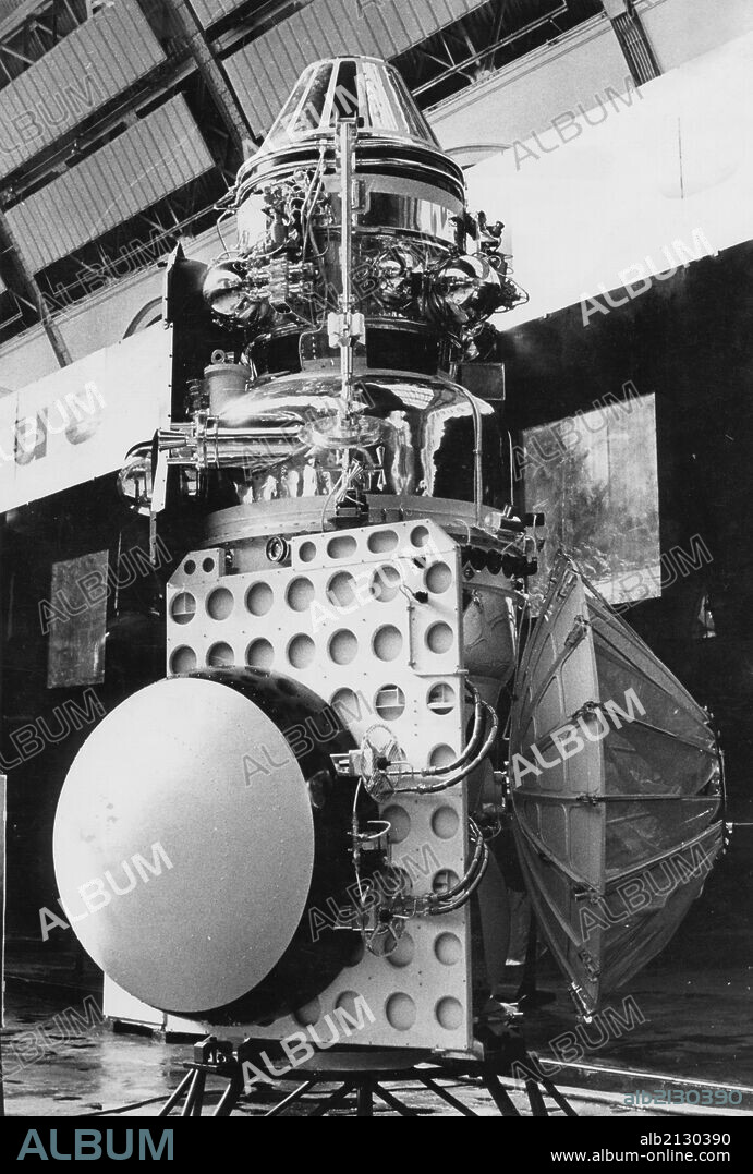 Replica of the soviet space probe, venera 3 on display at the cosmos pavilion at the exhibition of national economic achievements (vdnkh) in moscow, 1967. 01/02/1967