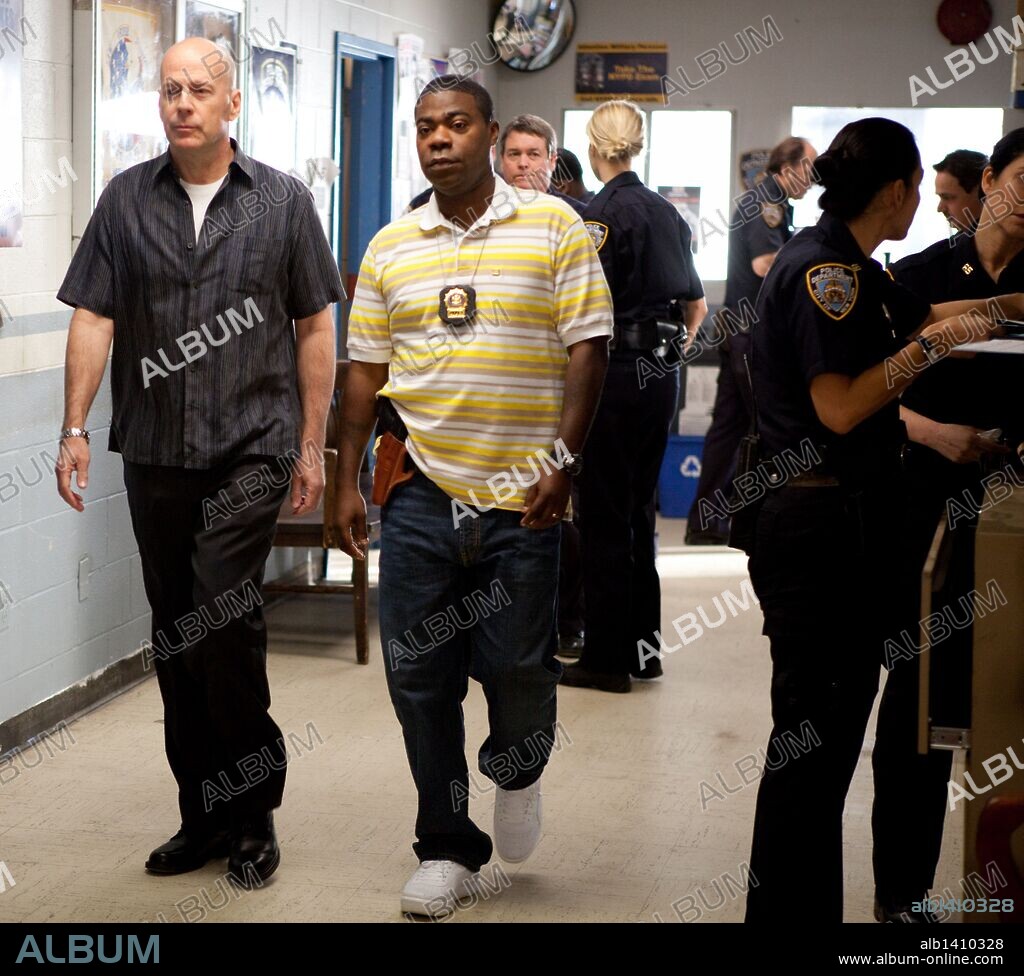 BRUCE WILLIS y TRACY MORGAN en COP OUT, 2010, dirigida por KEVIN SMITH. Copyright WARNER BROSS PICTURES/MARC PLATT PRODUCTIONS / GENSER, ABBOT.