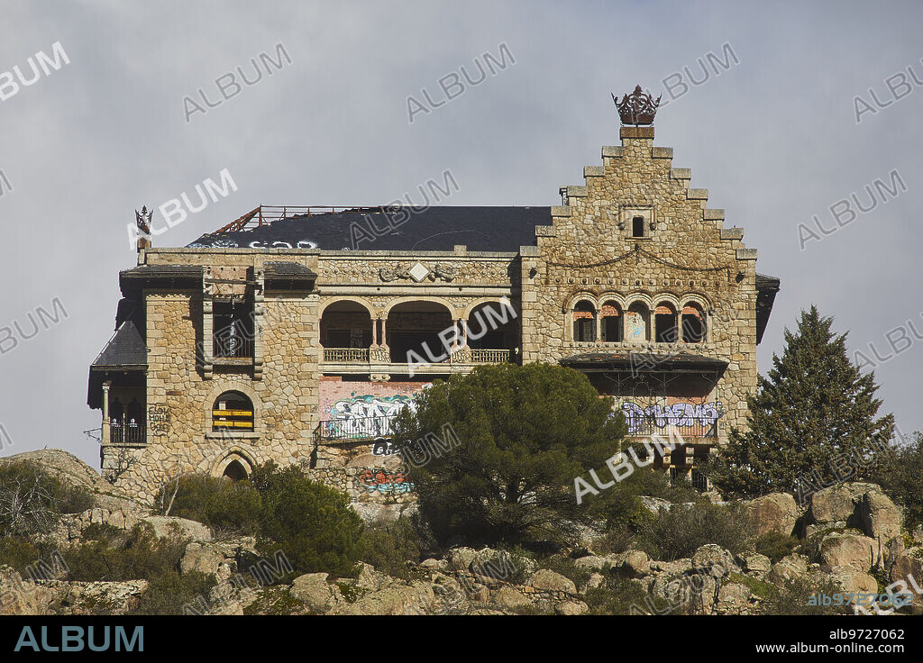 Torrelodones (Comunidad de Madrid), 12/02/2021. Palacio de Canto del Pico en estado de abandono y vandalizado. Fachada Sur. Foto: Guillermo Navarro. ARCHDC.