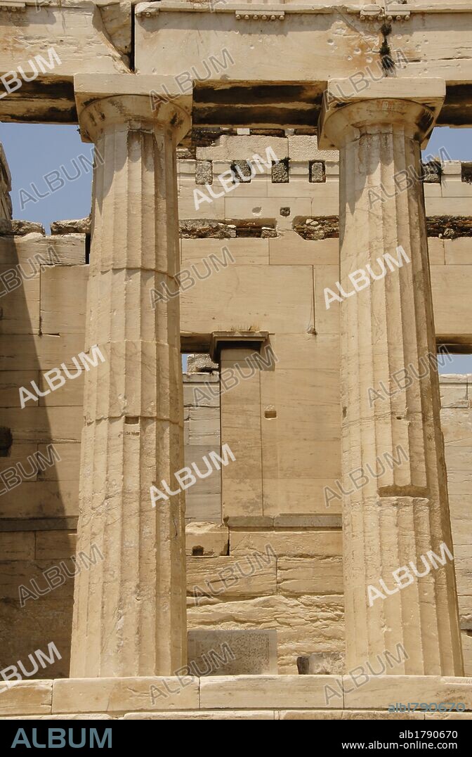 ARTE GRIEGO. S. V A. C. GRECIA. Detalle de los PROPILEOS, construidos entre 437 y 432 a. C. por orden de Pericles y según proyecto de MNESICLES. Eran la ENTRADA monumental al recinto sagrado de ACROPOLIS. ATENAS.