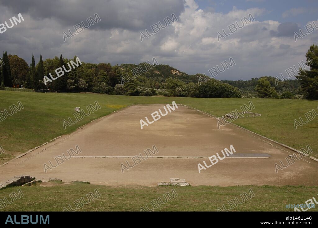 ARTE GRIEGO. GRECIA. ESTADIO DE OLIMPIA. Vista de las ruinas del estadio en el que se celebraban los juegos olímpicos. Este nunca tuvo graderíos, únicamente una tribuna para los jueces en el lado derecho. OLIMPIA. Provincia de Ilia. Región Peloponeso.