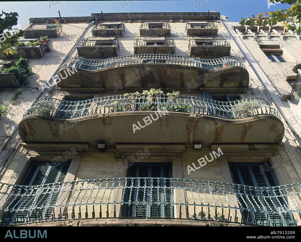 FACHADA DE CASA CON BALCONES-VISTA DE ABAJO ARRIBA.