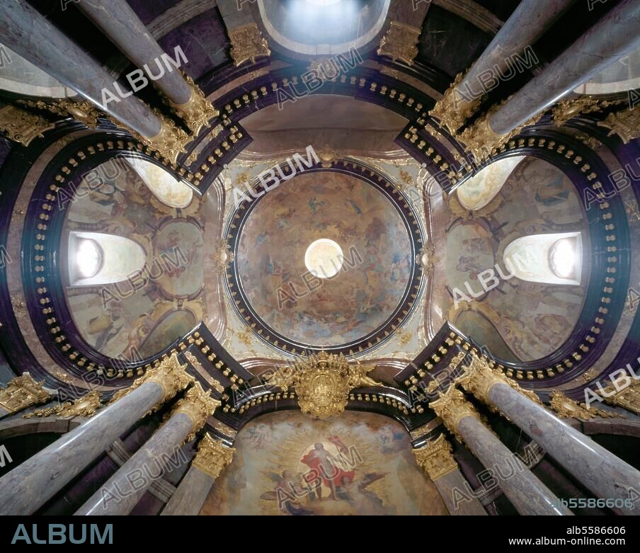 Würzburg (Unterfranken, Bayern), Dom St. Kilian, Schönbornkapelle. (erbaut 1721-36; Arch.: Balthasar Neumann; Skulpturen von Claude Curé; Ausmalung 1733/34, von Johann Rudolf Byss). - Innenansicht: Blick in die Kuppel. Foto.