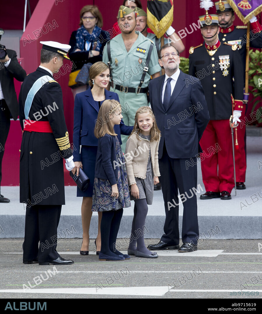 Madrid, 12/10/2015. SAR Don Felipe VI y Doña Letizia acompañados de la Princesa Leonor y la Infanta Sofía, presiden el Desfile Militar del 12 de octubre, Fiesta Nacional de España. Foto: Ignacio Gil ARCHDC.