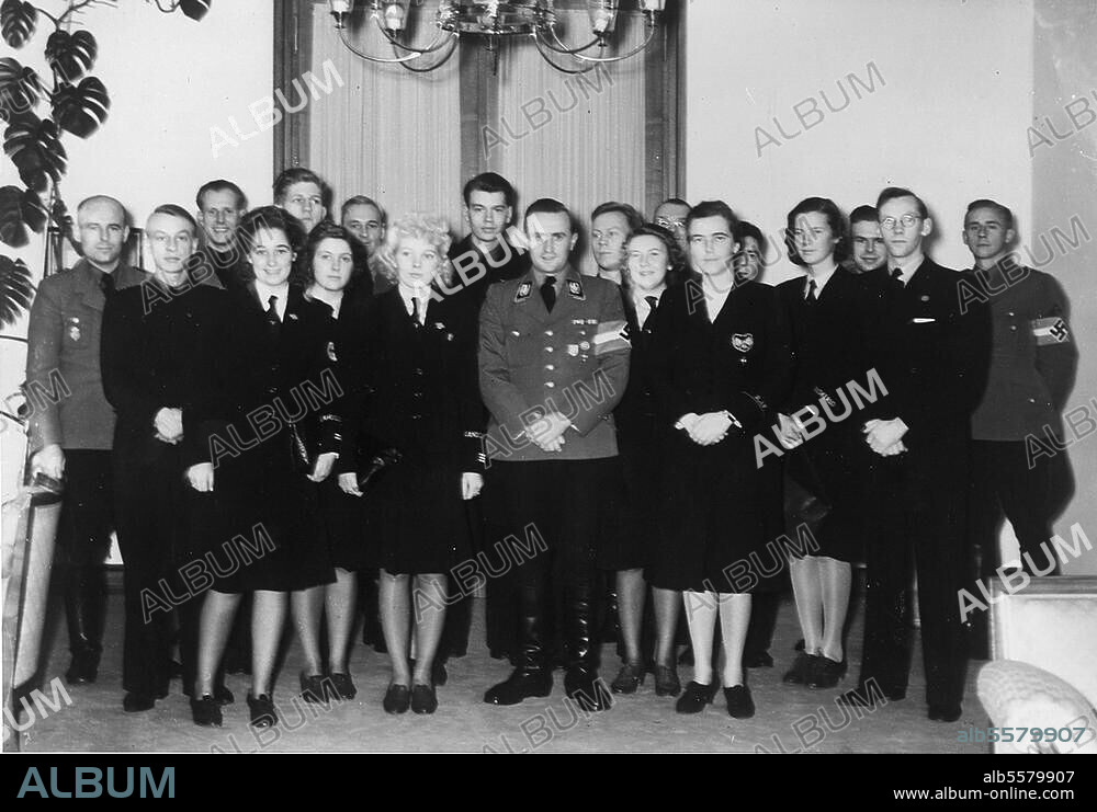Axmann, Arthur HJ-Obergebietsführer, ab 1940 Reichsjugendführer. 18.2.1913 in Hagen - 24.10.1996 Berlin. Axmann empfängt in seiner Dienststelle Jugendführer der norwegischen Quisling-Bewegung. Foto, 21. November 1940.