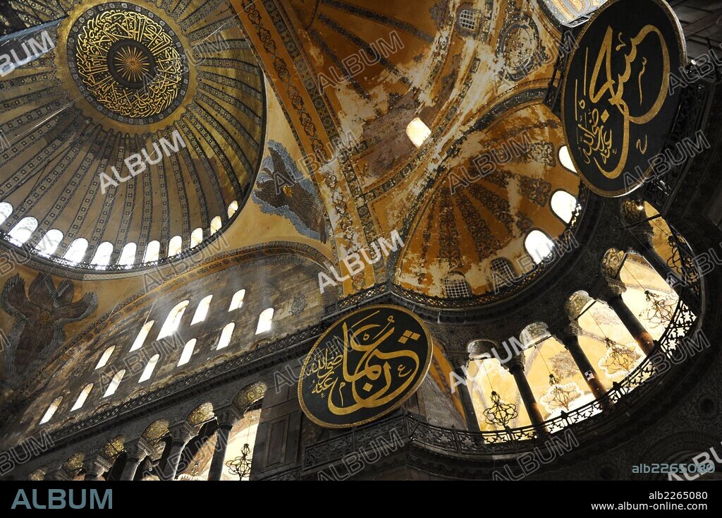 ARTE BIZANTINO. SANTA SOFIA (s. VI-VII). Construida por los arquitectos ANTEMIO DE TRALLES e ISIDORO DE MILETO entre 532 y 537. Posteriormente fue convertida en mezquita. Panorámica del interior. ESTAMBUL. Turquía.