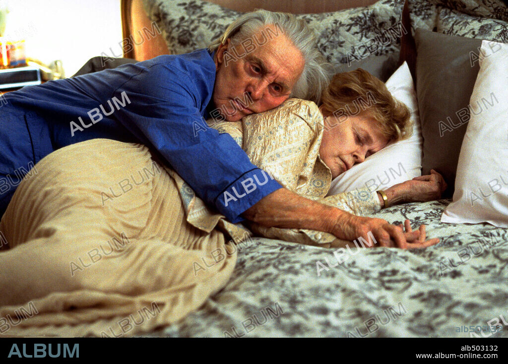 DIANA DOUGLAS and KIRK DOUGLAS in IT RUNS IN THE FAMILY, 2003, directed by FRED SCHEPISI. Copyright Metro-Goldwyn-Mayer (MGM) / SCHWARTZ, ANDREW.