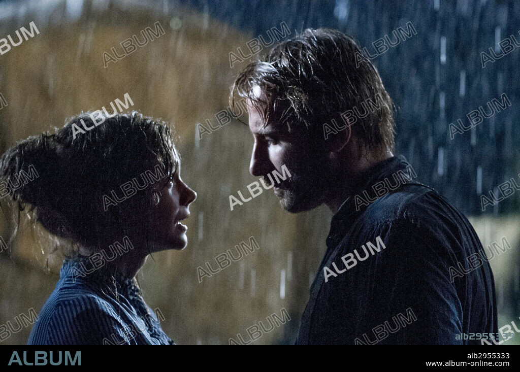 CAREY MULLIGAN and MATTHIAS SCHOENAERTS in FAR FROM THE MADDING CROWD, 2015, directed by THOMAS VINTERBERG. Copyright DNA FILMS / Cortesía.