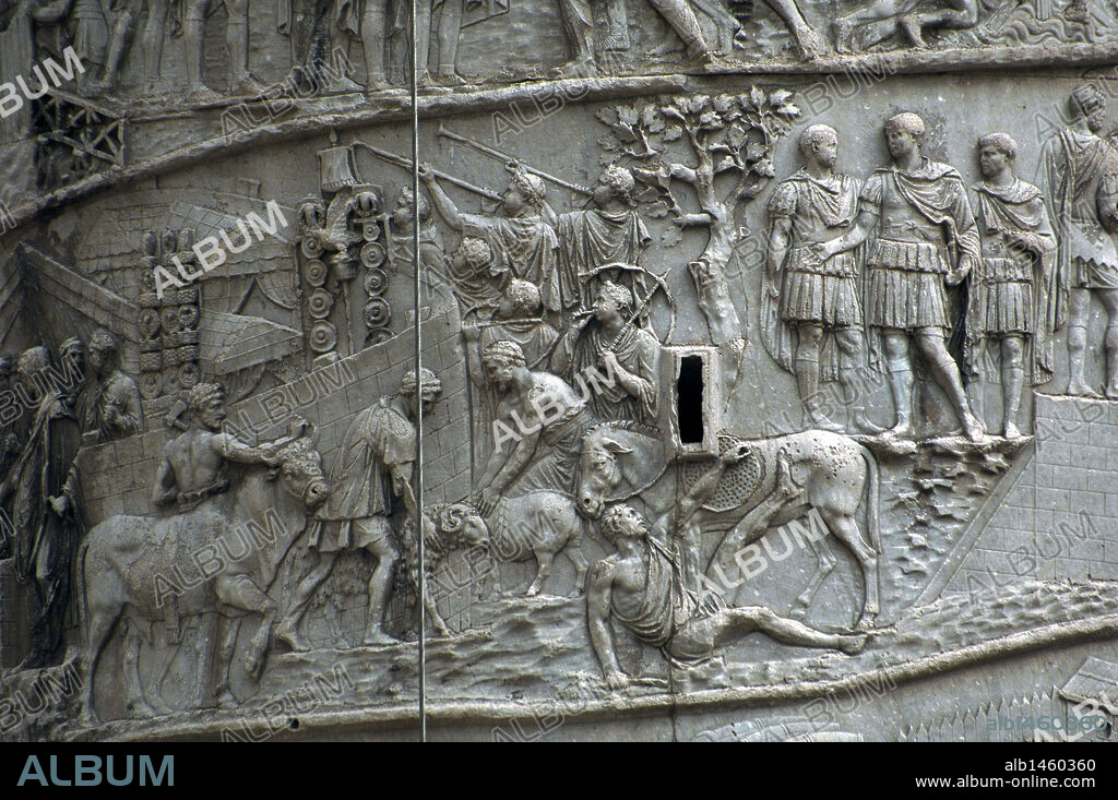 ARTE ROMANO. ITALIA. COLUMNA TRAJANA, erigida en el 113 para conmemorar la victoria del emperador sobre los Dacios (101-106). Detalle de los RELIEVES. FORO DE TRAJANO. ROMA.