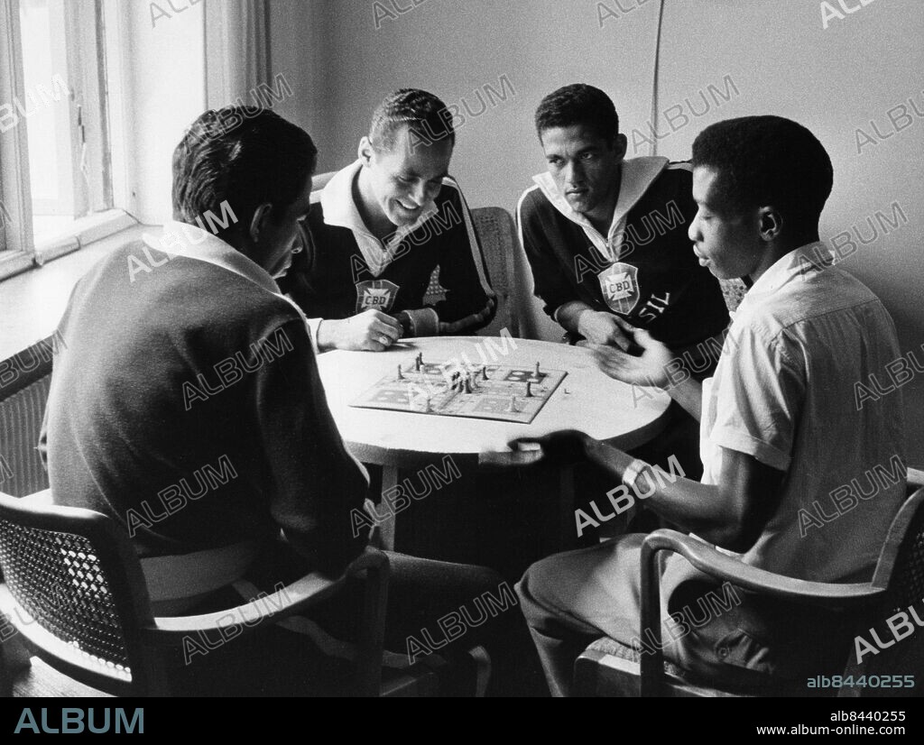 HINDÅS 19580603. The Brazilian soccer team had their base in Hindas outside Gothenburg during the 1958 FIFA World Cup held in Sweden. In the picture from left Vava, Gilmar, Garrincha and Moseir playing a board game (Fia/ Ludo). Foto: Scanpix code 20360.