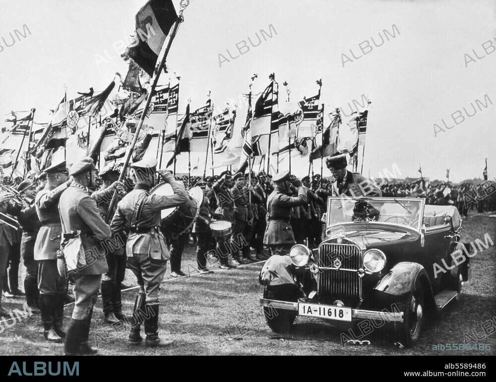 Berlin, 1. bis 4. September 1932:. 13. Reichsfrontsoldatentag des "Stahlhelm". Generalfeldmarschall August von Mackensen nimmt die Flaggenparade ab. Foto.