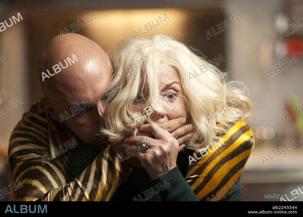 MARISA PAREDES y ROBERTO ALAMO en LA PIEL QUE HABITO, 2011, dirigida por PEDRO ALMODOVAR. Copyright BUENA VISTA.