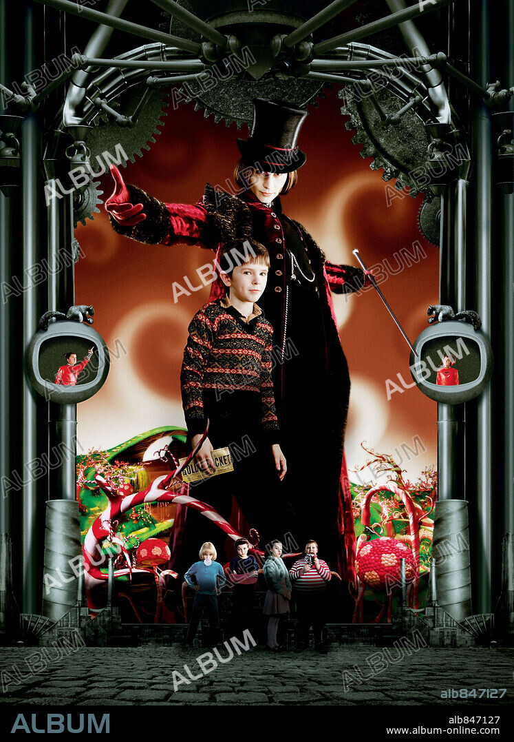FREDDIE HIGHMORE und JOHNNY DEPP in CHARLIE AND THE CHOCOLATE FACTORY, 2005, unter der Regie von TIM BURTON. Copyright WARNER BROS.
