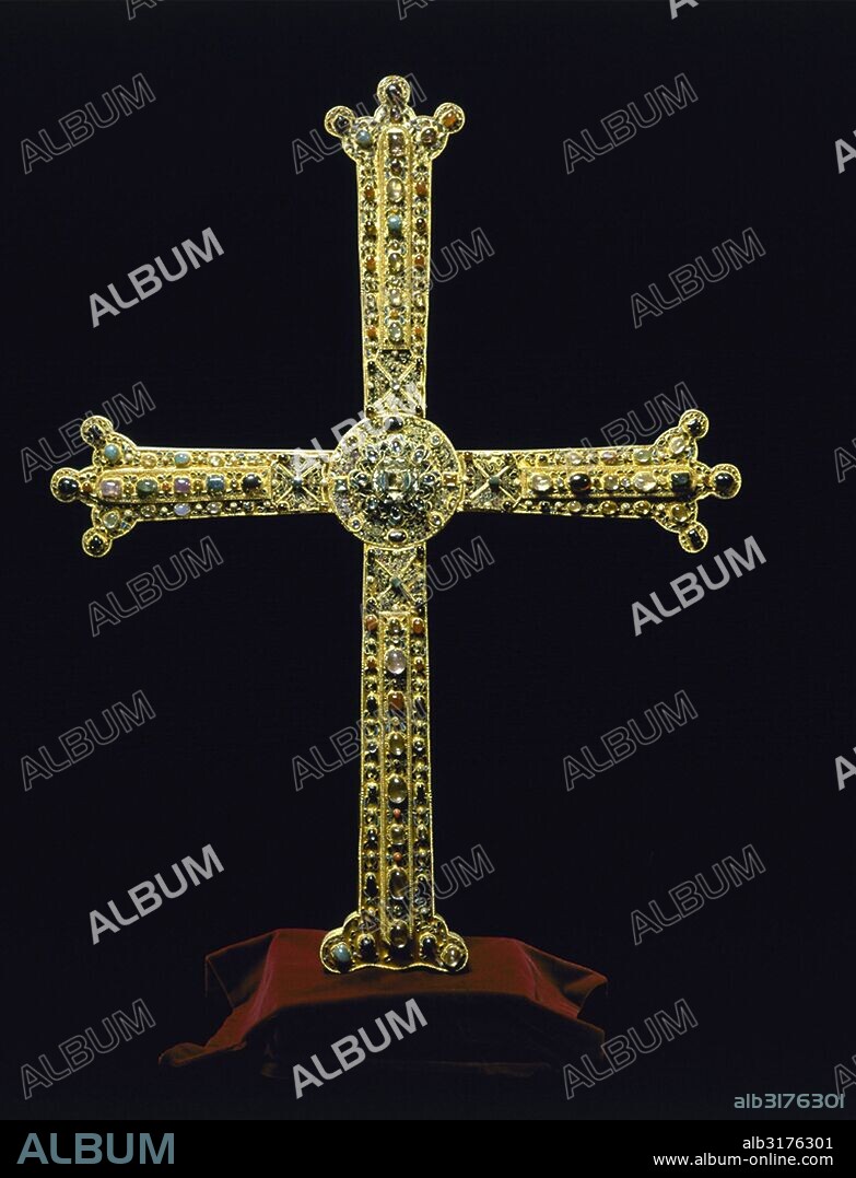 La Cruz de la Victoria (oro y piedras preciosas), 908.  Prerománico Asturiano.