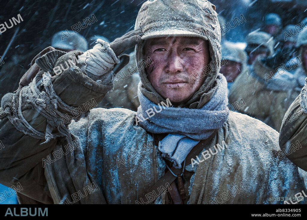 YIHONG DUAN en LA BATALLA DEL LAGO CHANGJIN, 2021 (CHAN JIN HU), dirigida por CHEN KAIGE, DANTE LAM y TSUI HARK. Copyright August First Film Studio.