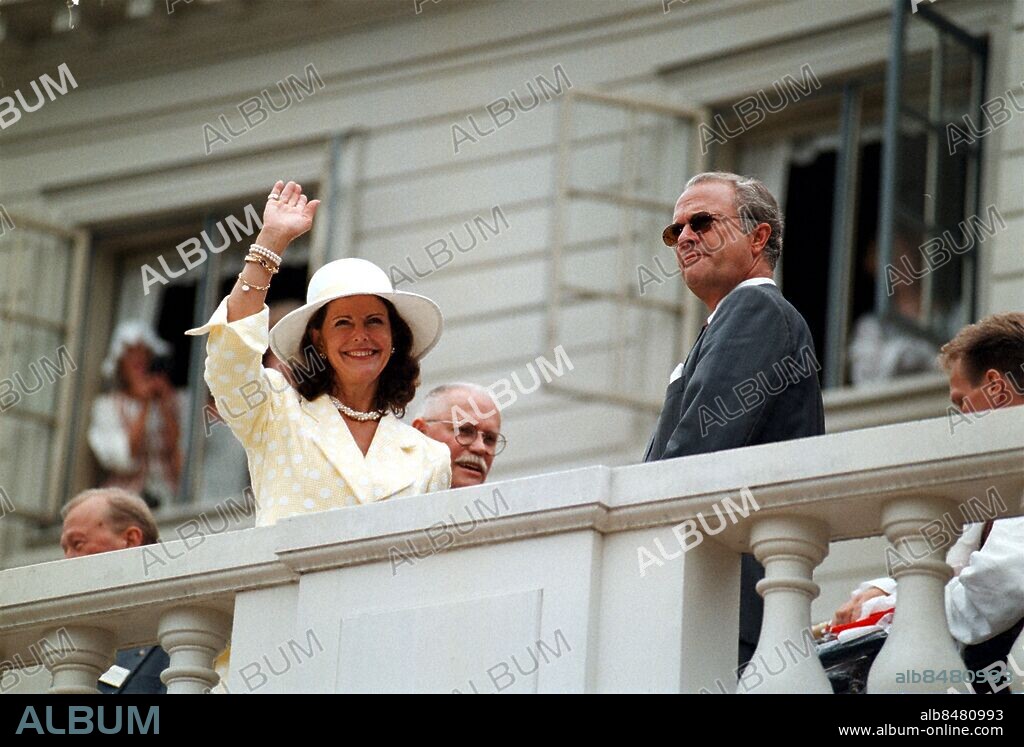 GÖTEBORG 970827 - KUNGEN OCH DROTTNINGEN INVIGDE IDAG UNNEBO SLOTT GENOM ATT BL.A. PLANTERA VAR SITT CITRONTRÄD - FOTO: MARIE ULLNERT/KAMERAREPORTAGE *** Local Caption *** The Swedish Royal Family. KAMERAREPORTAGE.