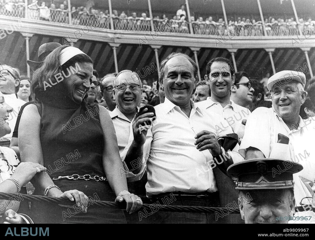 Valencia. August 1971. Valencia Fair: Antonio Ordóñez toasted Alfredo Di Stéfano and then threw him the ears of the bull that he bullfighted in such a splendid way.