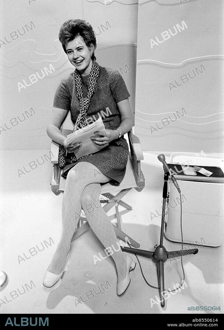 1970.. TANKELEKARNA. Frågelek i TV med två expertlag och programledaren Cilla Ingvar.. Sänt första gången 1970-03-14.. Här ses Cilla Ingvar, revyartist, skribent och programledare. Foto: Ulf Stråhle / RiR / SVT / Kod: 5600. Reportage publ. i RiR 12/70 sid. 14-15.. RiR 19831 sv/v neg.