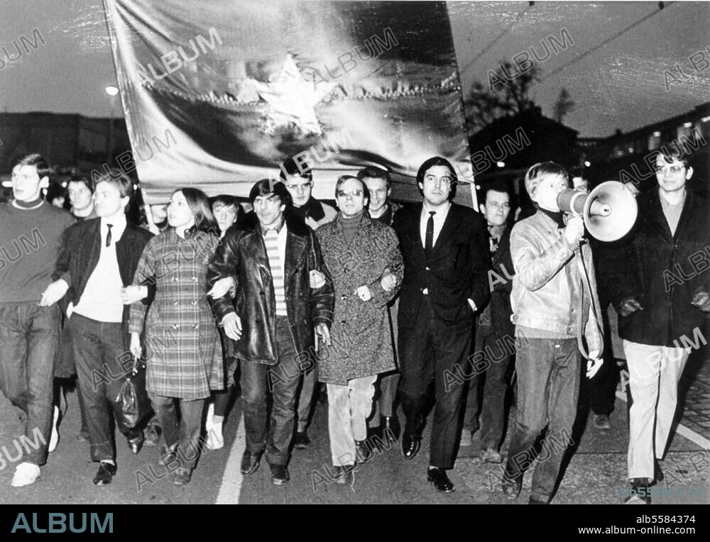 Dutschke, Rudi Studentenführer. 7.3.1940 (Schönfeld bei Luckenwalde) - 24.12.1979 (Arhus / Dänemark). Dutschke (mit gestreiftem Pullover). auf einer Vietnam-Demonstration in Frankfurt am Main. Foto, 5.2.1968.