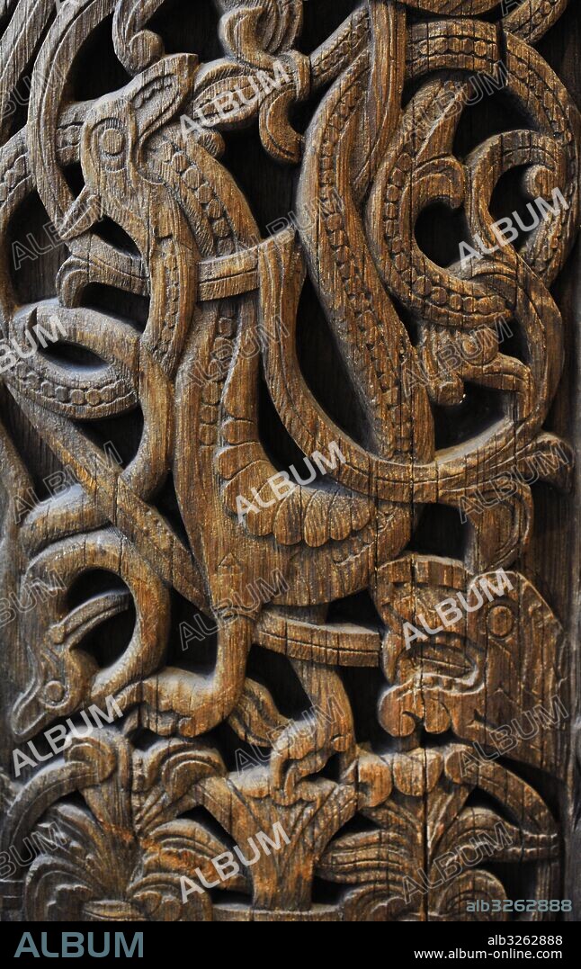 Stavkirke. Tipo particular de templos cristianos medievales construidos en madera en el norte de Europa. Portal de una iglesia de Sauland, Hjartdal, telemark. C. 1200. Románica. Detalle ornamental. Museo Histórico (Historical Museum). Oslo. Noruega.