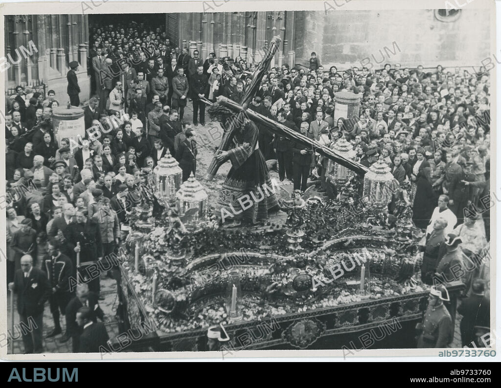 Seville, 05/07/1939. The image of Our Father Jesus of the Great Power, leaving the Cathedral to his church after his stay, where services were held in thanksgiving for the total liberation of Spain.
