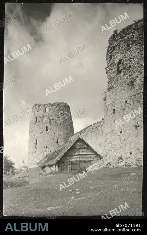 Isborsk (ehemals estnisches Dorf, unter deutscher Besatzung im Zweiten Weltkrieg weitgehend zerstört, seit 1945 wieder zu Russland gehörig). - Festung Isborsk, erbaut im 14. Jahrhundert, russische Grenzfestung, errichtet gegen den Deutschen Orden:. Ruine der Burg mit den Wehrtürmen. - Foto, um 1943 (Heinrich Iffland (1897-1943)).
