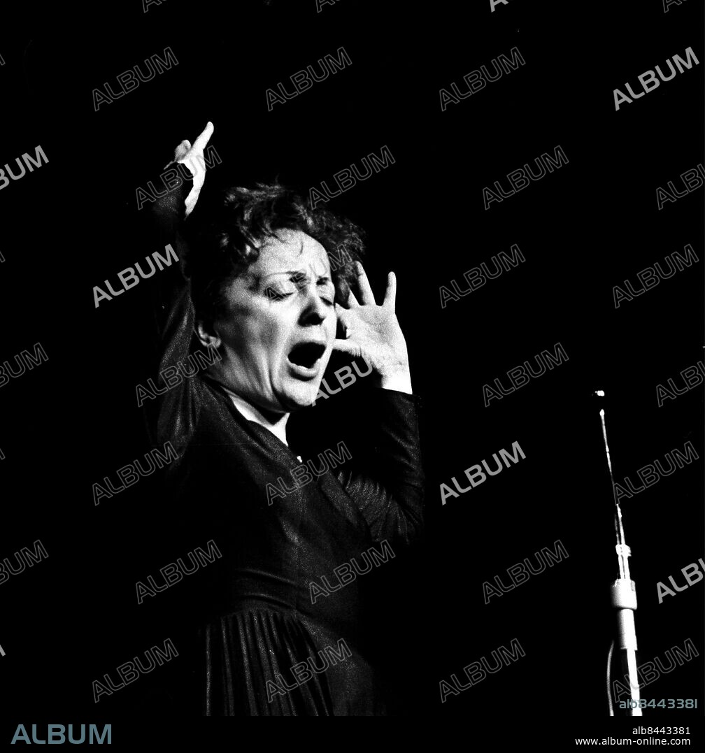 Arkiv 1958 - Edith Piaf, den mest kända av alla franska chanson-artister, på Berns i Stockholm, 1958. Bilden publicerad i boken "Bilder som förändrat Sverige" - en berättelse om Expressens bildjournalistik 1944-2004.. Foto: Lars Nyberg Code:34. COPYRIGHT PRESSENS BILD.