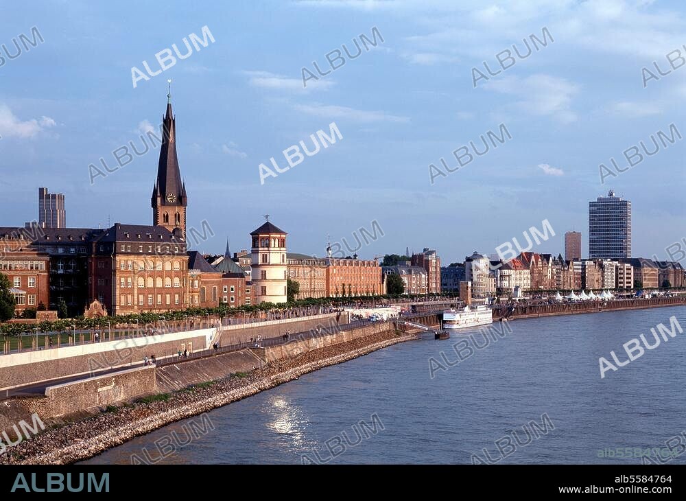 Düsseldorf, Altstadt / Blick über den Rhein. © Florian Monheim. 6 × 9 cm.