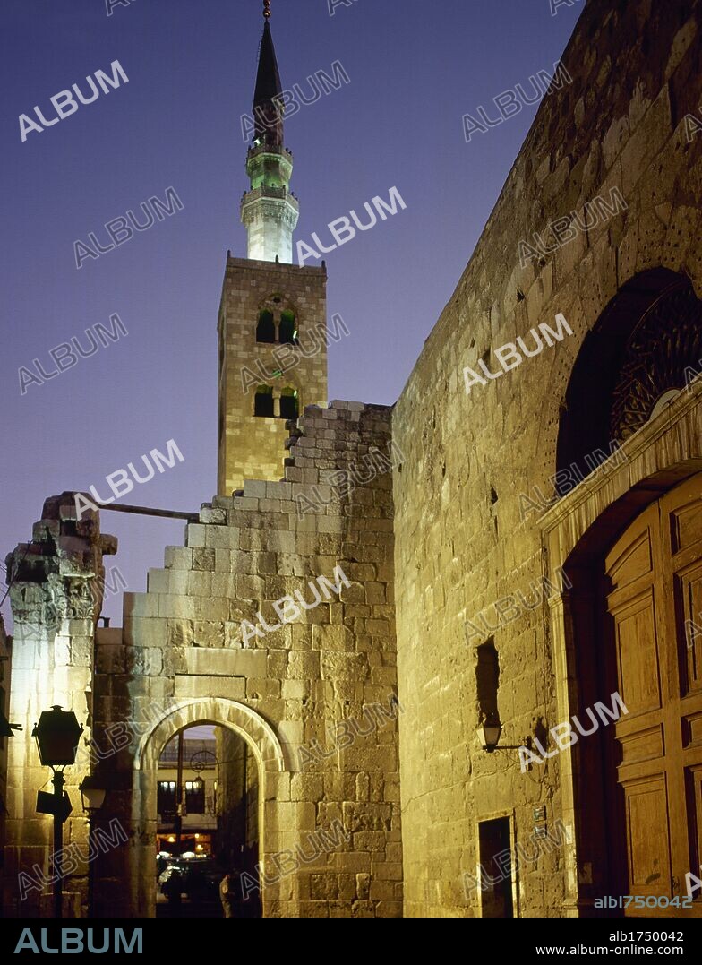 SIRIA. DAMASCO. Vista nocturna de una de las calles del casco antiguo de la ciudad. Al fondo uno de los minaretes de la MEZQUITA OMEYA (siglo VIII) .