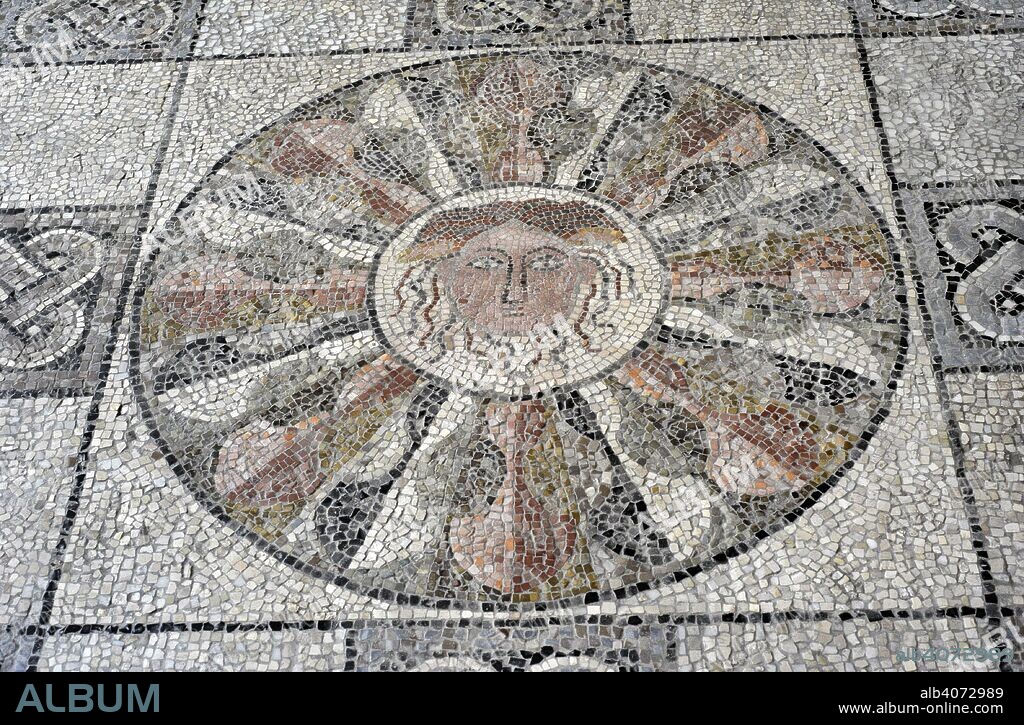 Mosaico romano con la representación de la Gorgona Medusa en el círculo central rodeada por motivos geométricos. Detalle. Siglo III. Procedente de Italia. Museo Arqueológico Nacional. Madrid. España.