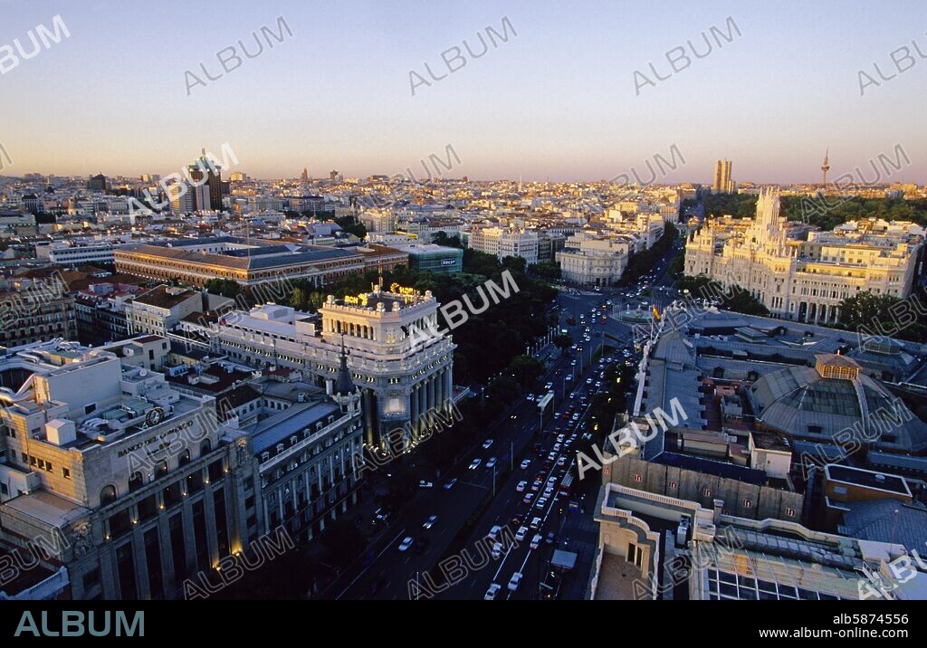 vista aérea hacia plaza de Cibeles desde terraza Circulo de Bellas Artes; calle Alcalá.