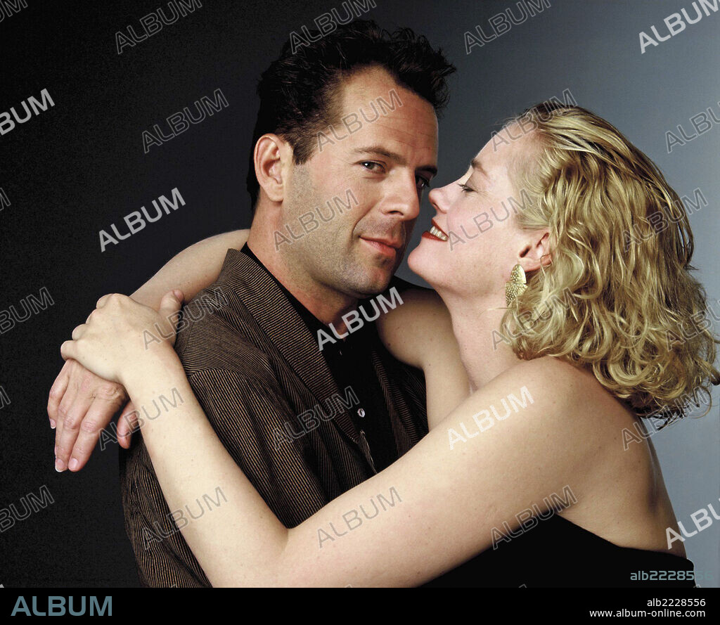 BRUCE WILLIS y CYBILL SHEPHERD en LUZ DE LUNA, 1985 (MOONLIGHTING). Copyright ABC.