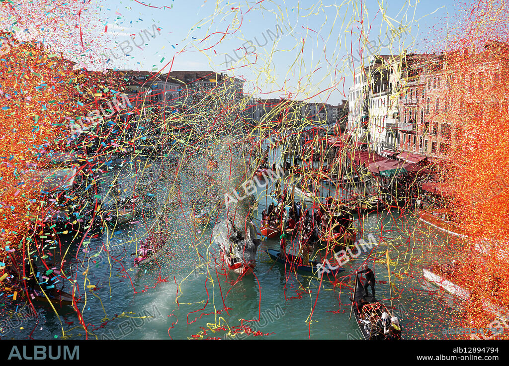 February 16, 2025, Venezia, Italia: La Pantegana gigante esplode coriandoli, in testa al corteo di barche sul Canal Grande, in apertura del carnevale veneziano dedicato al â Tempo di Casanova â, Venezia, 16 febbraio 2025. /// The giant Pantegana explodes confetti, at the head of the procession of boats on the Grand Canal, at the opening of the Venetian carnival dedicated to the âTime of Casanovaâ, in Venice, Italy, 16 February 2025. ANSA/ANDREA MEROLA (Credit Image: © ANSA via ZUMA Press).