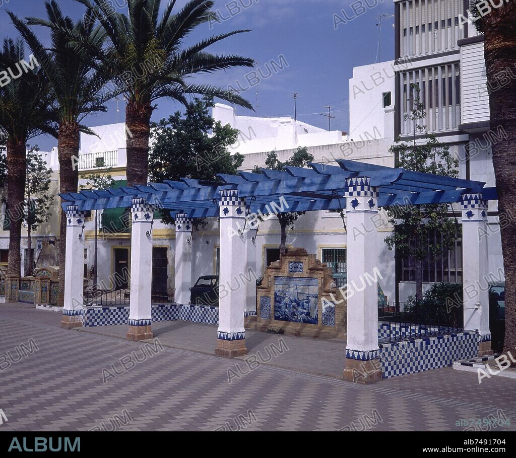 JOAQUIN SOROLLA. PLAZA DE LA LAGUNA O PLAZA MAYOR DE AYAMONTE - PERGOLA QUE ENCUADRA EL AZULEJO REPRESENTANDO EL CUADRO "AYAMONTE" DE SOROLLA.