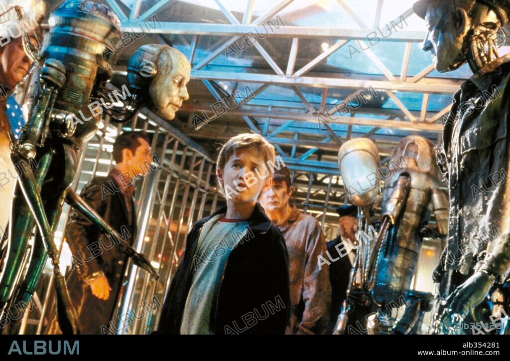 HALEY JOEL OSMENT and JUDE LAW in A. I. ARTIFICIAL INTELLIGENCE, 2001, directed by STEVEN SPIELBERG. Copyright WARNER BROS. PICTURES / JAMES, DAVID.